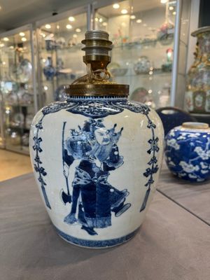 A Chinese blue and white 'dragon' vase, one jar mounted as lamp, two jars and a plate, Chenghua mark, 19th C. — foto 23