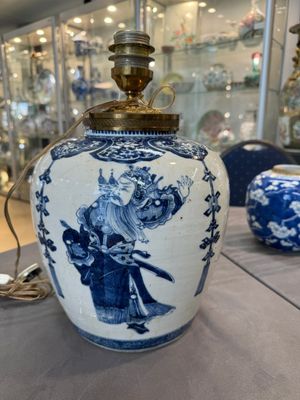 A Chinese blue and white 'dragon' vase, one jar mounted as lamp, two jars and a plate, Chenghua mark, 19th C. — foto 24
