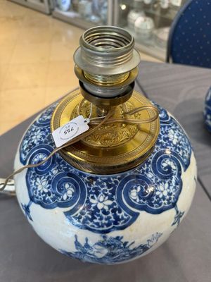 A Chinese blue and white 'dragon' vase, one jar mounted as lamp, two jars and a plate, Chenghua mark, 19th C. — foto 25