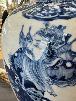 A Chinese blue and white 'dragon' vase, one jar mounted as lamp, two jars and a plate, Chenghua mark, 19th C. — foto 27