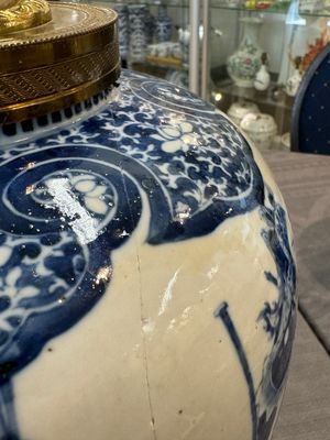 A Chinese blue and white 'dragon' vase, one jar mounted as lamp, two jars and a plate, Chenghua mark, 19th C. — foto 28