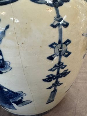 A Chinese blue and white 'dragon' vase, one jar mounted as lamp, two jars and a plate, Chenghua mark, 19th C. — foto 30