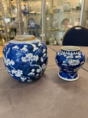 A Chinese blue and white 'dragon' vase, one jar mounted as lamp, two jars and a plate, Chenghua mark, 19th C. — foto 3
