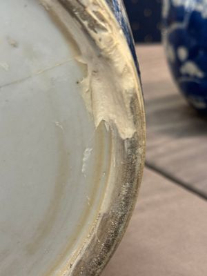 A Chinese blue and white 'dragon' vase, one jar mounted as lamp, two jars and a plate, Chenghua mark, 19th C. — foto 34
