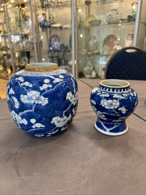 A Chinese blue and white 'dragon' vase, one jar mounted as lamp, two jars and a plate, Chenghua mark, 19th C. — foto 4