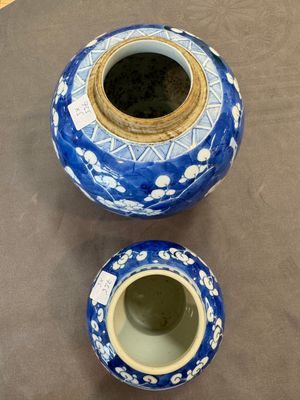 A Chinese blue and white 'dragon' vase, one jar mounted as lamp, two jars and a plate, Chenghua mark, 19th C. — foto 5