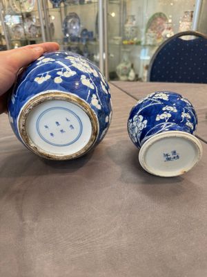 A Chinese blue and white 'dragon' vase, one jar mounted as lamp, two jars and a plate, Chenghua mark, 19th C. — foto 6