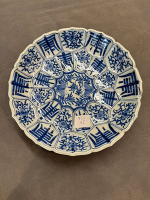 A Chinese blue and white 'dragon' vase, one jar mounted as lamp, two jars and a plate, Chenghua mark, 19th C. — foto 7