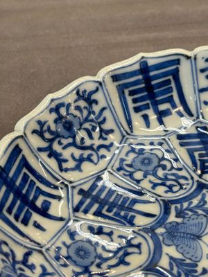 A Chinese blue and white 'dragon' vase, one jar mounted as lamp, two jars and a plate, Chenghua mark, 19th C. — foto 8