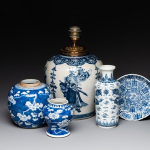 A Chinese blue and white 'dragon' vase, one jar mounted as lamp, two jars and a plate, Chenghua mark, 19th C. — foto 1