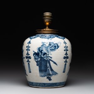 A Chinese blue and white 'dragon' vase, one jar mounted as lamp, two jars and a plate, Chenghua mark, 19th C. — foto 2