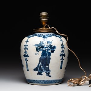 A Chinese blue and white 'dragon' vase, one jar mounted as lamp, two jars and a plate, Chenghua mark, 19th C. — foto 3