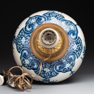A Chinese blue and white 'dragon' vase, one jar mounted as lamp, two jars and a plate, Chenghua mark, 19th C. — foto 4