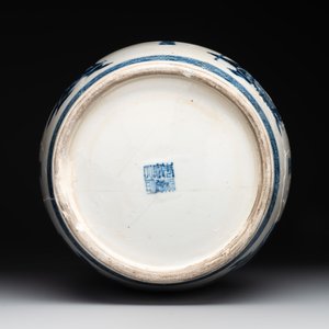 A Chinese blue and white 'dragon' vase, one jar mounted as lamp, two jars and a plate, Chenghua mark, 19th C. — foto 5