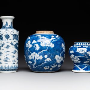 A Chinese blue and white 'dragon' vase, one jar mounted as lamp, two jars and a plate, Chenghua mark, 19th C. — foto 6