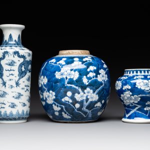A Chinese blue and white 'dragon' vase, one jar mounted as lamp, two jars and a plate, Chenghua mark, 19th C. — foto 7