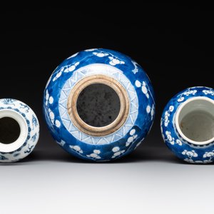 A Chinese blue and white 'dragon' vase, one jar mounted as lamp, two jars and a plate, Chenghua mark, 19th C. — foto 8