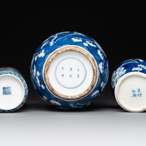 A Chinese blue and white 'dragon' vase, one jar mounted as lamp, two jars and a plate, Chenghua mark, 19th C. — foto 9