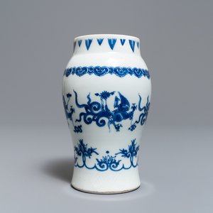 A Chinese blue and white 'dragon' vase, Transitional period — 照片 1