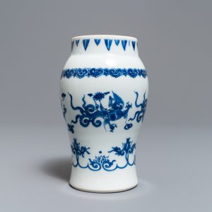 A Chinese blue and white 'dragon' vase, Transitional period — 照片 3