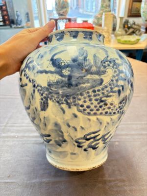 A Chinese blue and white 'dragon' vase, Transitional period — foto 1