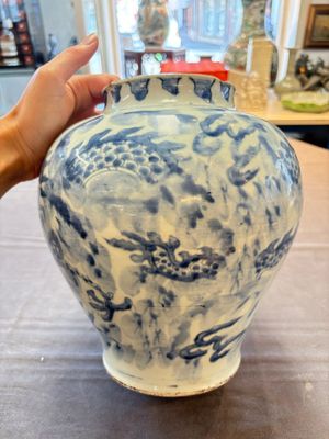 A Chinese blue and white 'dragon' vase, Transitional period — foto 2