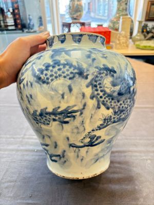 A Chinese blue and white 'dragon' vase, Transitional period — foto 3