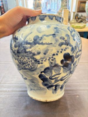 A Chinese blue and white 'dragon' vase, Transitional period — foto 4