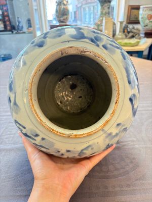 A Chinese blue and white 'dragon' vase, Transitional period — foto 5
