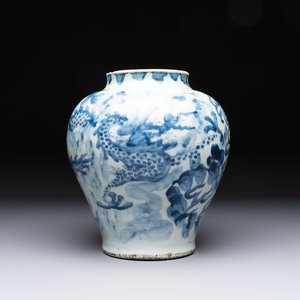 A Chinese blue and white 'dragon' vase, Transitional period — foto 1