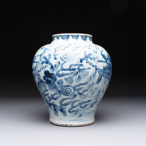 A Chinese blue and white 'dragon' vase, Transitional period — foto 2