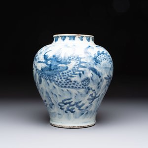 A Chinese blue and white 'dragon' vase, Transitional period — foto 3
