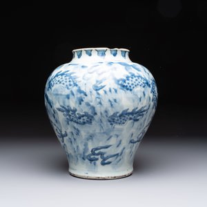 A Chinese blue and white 'dragon' vase, Transitional period — foto 4