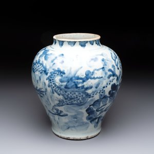 A Chinese blue and white 'dragon' vase, Transitional period — foto 5