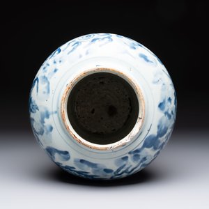 A Chinese blue and white 'dragon' vase, Transitional period — foto 6
