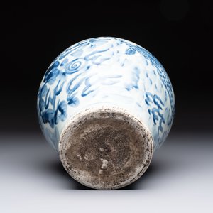 A Chinese blue and white 'dragon' vase, Transitional period — foto 7