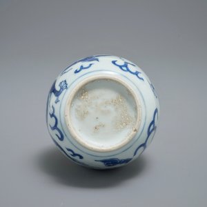 A Chinese blue and white 'dragon' vase, Transitional period — photo 5