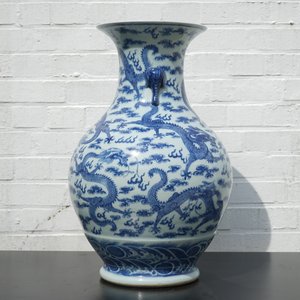 A Chinese blue and white dragon vase with elephant handles, 19th/20th C — 照片 11