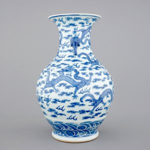 A Chinese blue and white dragon vase with elephant handles, 19th/20th C — 照片 3