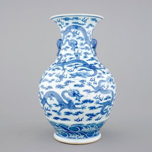 A Chinese blue and white dragon vase with elephant handles, 19th/20th C — 照片 4