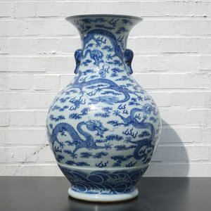 A Chinese blue and white dragon vase with elephant handles, 19th/20th C — 照片 10