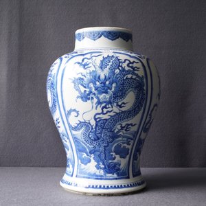 A Chinese blue and white 'dragon' vase with wooden cover and stand, Kangxi — photo 19