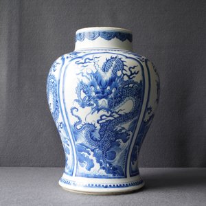 A Chinese blue and white 'dragon' vase with wooden cover and stand, Kangxi — photo 21