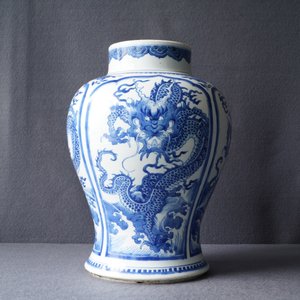 A Chinese blue and white 'dragon' vase with wooden cover and stand, Kangxi — photo 22