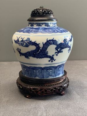 A Chinese blue and white 'dragon' vase with wooden cover and stand, Wanli mark, Republic — photo 1