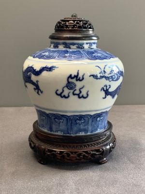 A Chinese blue and white 'dragon' vase with wooden cover and stand, Wanli mark, Republic — photo 2