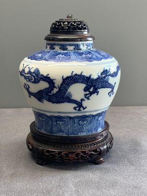 A Chinese blue and white 'dragon' vase with wooden cover and stand, Wanli mark, Republic — photo 3