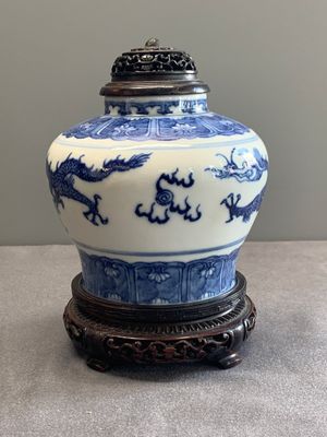 A Chinese blue and white 'dragon' vase with wooden cover and stand, Wanli mark, Republic — photo 4