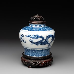 A Chinese blue and white 'dragon' vase with wooden cover and stand, Wanli mark, Republic — photo 1
