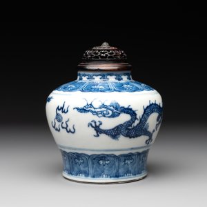 A Chinese blue and white 'dragon' vase with wooden cover and stand, Wanli mark, Republic — photo 2